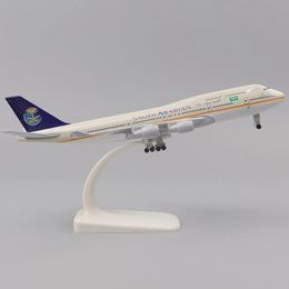 Vliegtuigmodel Metaal Model 20 cm 1 400 Saudi B747 Replica Legering Materiaal Met Landingsgestel Ornamenten Kinderspeelgoed Jongens Geschenken 231118