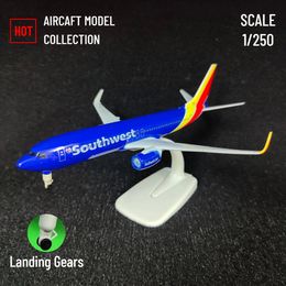 Modèle d'avion échelle 1 250 réplique d'aviation en métal sud-ouest B737 modèle d'avion miniature cadeau de noël enfants Fidget jouets pour garçons 231026