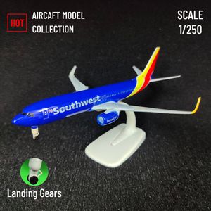 Vliegtuigen Modle Scale 1 250 Metal Aviation Replica Southwest B737 Aircraft Model Airplane Miniature Xmas Gift Kids Fidget Toys For Boys 230818