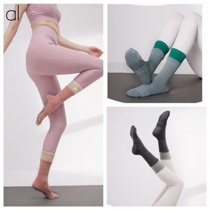 AL-103 Women Yoga Pilates Socks Dames indoor fitness Dance Non Slip Silicone Sole Middle Tube Yoga Socks