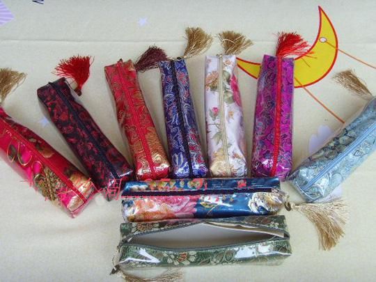 Bolsas de lápices baratas Bolso de la pluma Telas de seda Coloridas Borla Cajas de lápices a prueba de agua 10pcs mezcla Libre