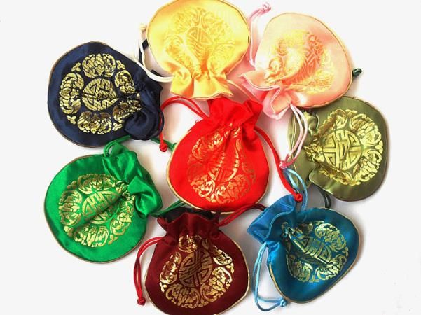 Luxuriöse freudige kleine Hochzeitsfeier-Geschenktüten mit Kordelzug, hochwertiger Seidenbrokat-Bevorzugungsbeutel im chinesischen Stil für Gäste, Großhandel 50 Stück