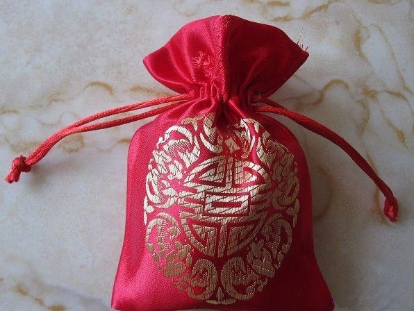 Chinês alegre pequeno brocado de seda brocado saco de doces de casamento casamento festa de aniversário favor a almofada de compras de presentes de embalagem de chá atacado 50 pcs / lote