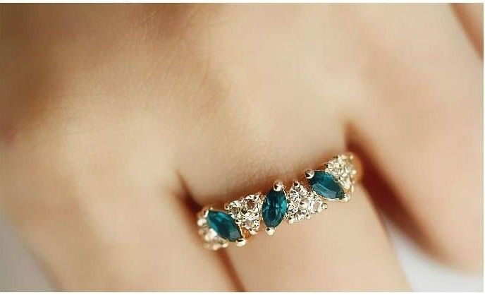 

2015 HOT wholesale Cute Vintage emerald Crystal ring for Women 3R0172