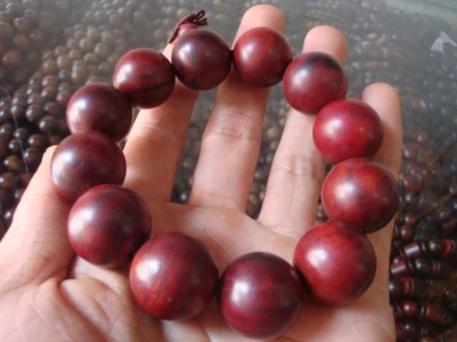 Spedizione gratuita - perle di preghiera in legno di sandalo rosso lobulare, bracciale da 20 mm. Scelta degli uomini di successo.