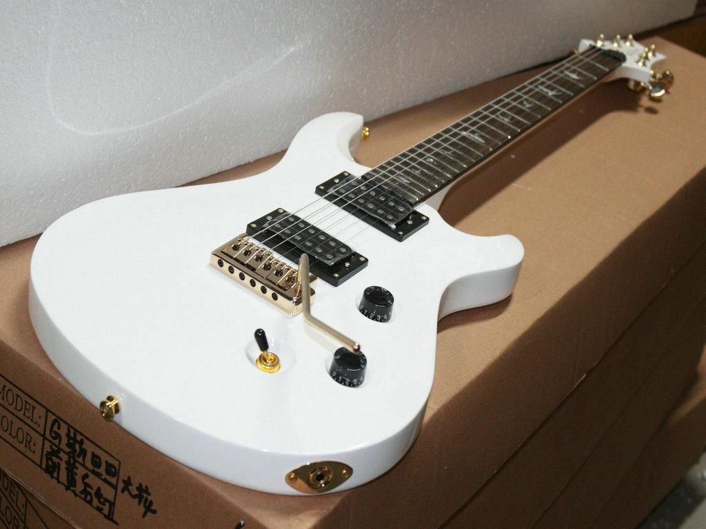 chitarra elettrica classica bianca molto bella su ordinazione Trasporto libero