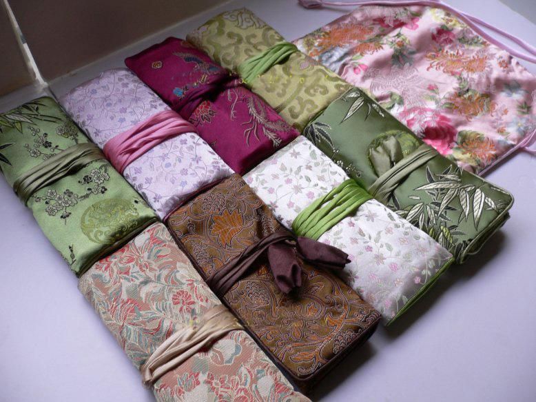 

Luxury Folding Travel Jewelry Roll Gift Bag Storage Cases Cotton filled Silk Brocade Women Cosmetic Makeup Packaging Pouch 10pcs/lot