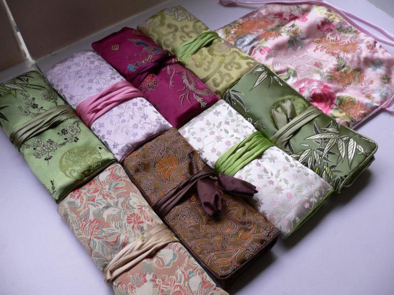 Luxury Folding Travel Smycken Roll Presentväska Förvaring Väskor Bomull Fylld Silk Brocade Kvinnor Kosmetisk Makeup Förpackningspåse 10st / Lot