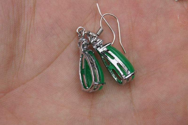 Kostenloser Versand - Wunderschöne Ohrringe aus natürlicher grüner Jadelegierung, handgefertigt - Tropfenform - Charm-Ohrringe Preis 1 Paar