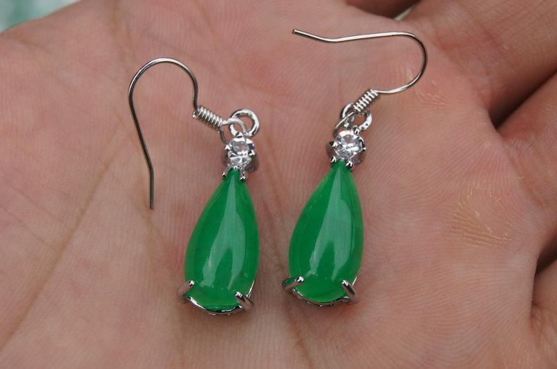 Envío gratis - Hermosos aretes de aleación de jade verde natural, hechos a mano - en forma de gota - aretes con dijes precio de 1 par