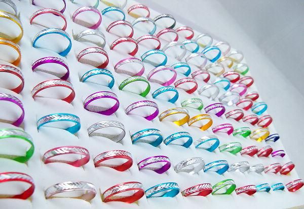 Anillos de aluminio multicolor de 4 mm Anillo de joyería de moda mixta lotes