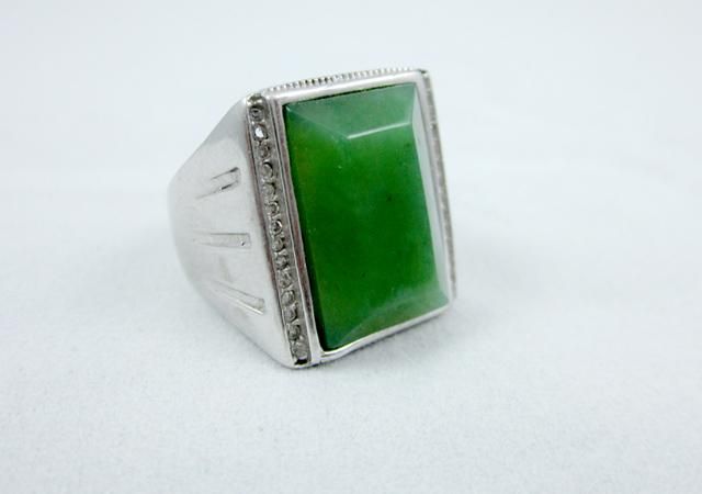 Darmowa wysyłka - naturalny szmaragdowy pierścień. Green Jade Square Pierścień Powierzchnia. Wybór pomyślnego mężczyzny.