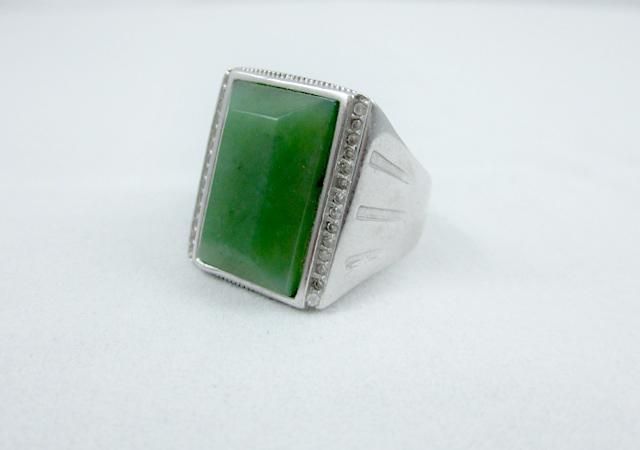 Envío gratis - anillo esmeralda natural. Superficie del anillo cuadrado de jade verde. Opción exitosa de los hombres.