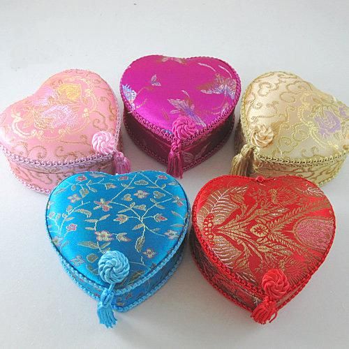 Craft Lace Heart Shaped Boxes Wedding Bride Groom Favor Candy Box Silk Brocade Tassel Dekorativ förvaringsfodral Kartong Förpackning 4687409