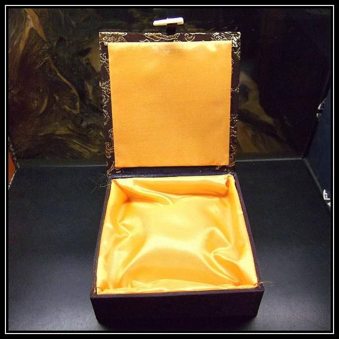 Kinesiska armband Presentförpackningar Smycken 10st Mix Färgmönster 4 * 4 tums silke tyg fyrkantig låda