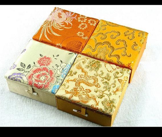 Silk Brocade Smycken Presentkartonger Kvadrat Bomull Fylld Keepsak Box High End Bangle Armband Box 2st / Mix Färgfri