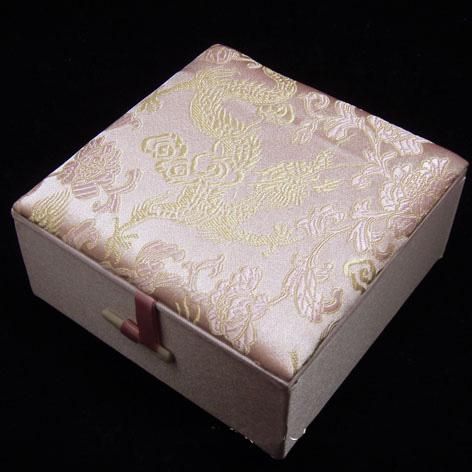 Modello cinese del braccialetto regalo scatole 10pcs Colour Mix 4 * 4 pollici del tessuto di seta foderato Piazza Box