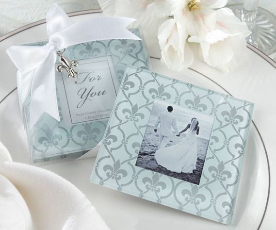 Gratis frakt! 30pcs = 15sets / mycket! Fleur-de-Lis "Frosted-Glass Photo Coasters med charm och satin band båge bröllop favoriserar- (2pcs / set)