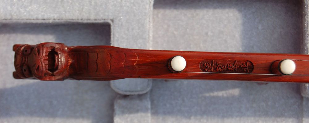 Gros instrument de musique de la Chine, erhu, annatto erhu, sculpture de rocou dirigeant le erhu