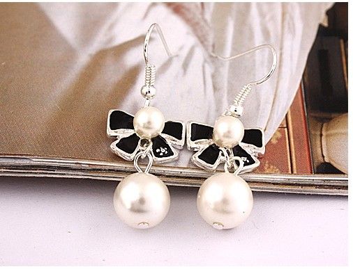 Heiße neue Art und Weise hübsche einzigartige Perle kleine Bow-Knoten Ohrringe Bow-Knoten mit Perle Ohrringe schwarz und weiß