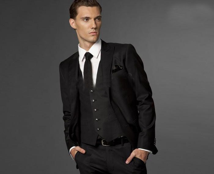 Bröllop Tuxedos Svart Nya Två Knappar Peak Lapel Groom Tuxedos / Bröllop Mäns kostym Brudgum kostymer Jacka + Byxor + Tie + Vest 10