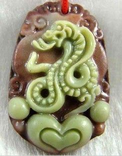 Envío gratis - hermoso jade púrpura natural de Yunnan, zodiaco talismán 12 tallado a mano - encanto colgante de serpiente - collar colgante.