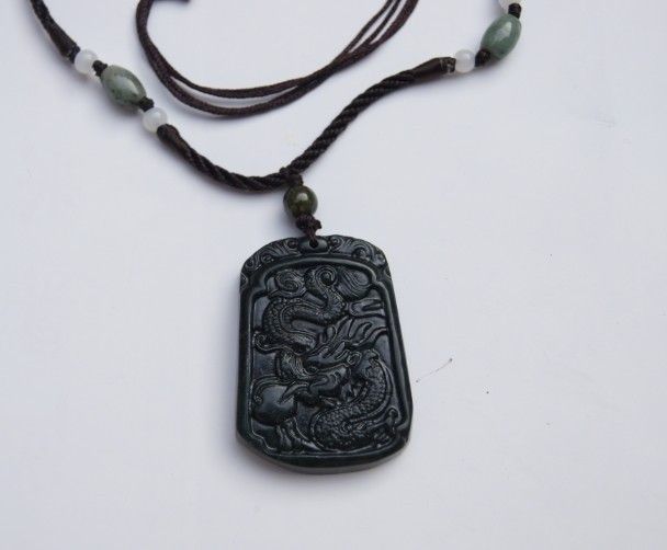 Amulett-Anhänger aus natürlicher schwarzer Jade Drachen. 2012 ist das Jahr des Drachen.