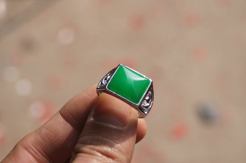 Envío gratis - anillo esmeralda natural. Superficie del anillo cuadrado de jade verde. Opción exitosa de los hombres.