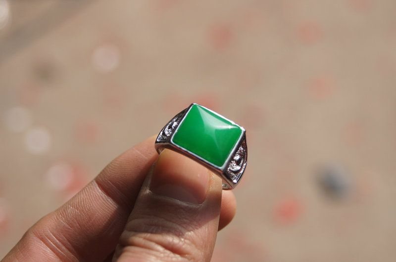 Gratis verzending - Natuurlijke smaragdgroene ring. Groen jade vierkant ringoppervlak. Succesvolle mannenkeuze.