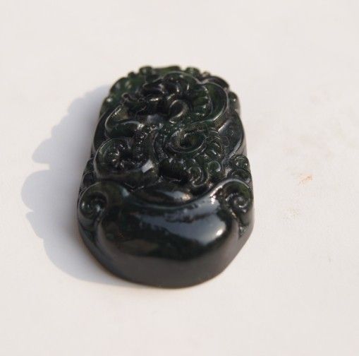 Tallado a mano - jade natural xishan verde oscuro, 12 serpientes zodiac. Amuleto - collar colgante.