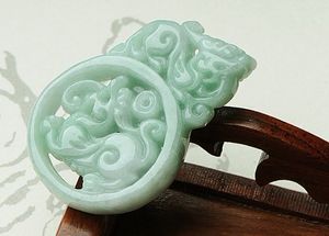 Cor branca natural de jade, gravação em frente e verso. O dinheiro Pixiu.Pendant. Colar.