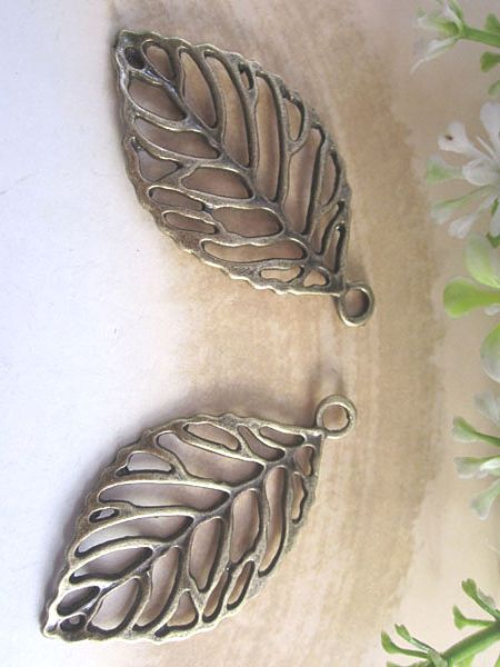 Antique Bronze Leaf Charm / Wisiorek Do Tworzenia Biżuterii 26mmx44mm 40 sztuk / partia