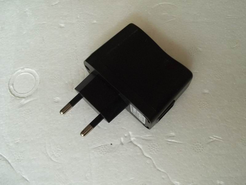 Caricatore USB nero all'ingrosso con spina EU 220V per viaggi con DC5V = 500mA, 100 pezzi / lotto