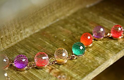 Il migliore cristallo di vendita di colore della caramella di modo borda i braccialetti dei strass delle donne di colore dell'oro nuovo alla moda 