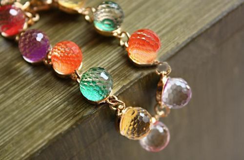 Il migliore cristallo di vendita di colore della caramella di modo borda i braccialetti dei strass delle donne di colore dell'oro nuovo alla moda 