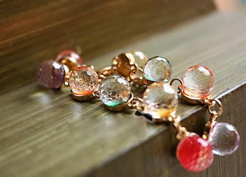 Il migliore cristallo di vendita di colore della caramella di modo borda i braccialetti dei strass delle donne di colore dell'oro nuovo alla moda 