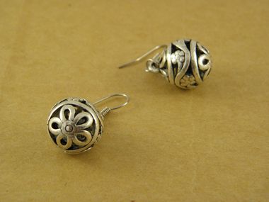 Vintage Hollowing Blommor Bead Tibetansk Silver Örhängen Kvinnors Helt Ny Bästsäljande Xmas Gifts / 