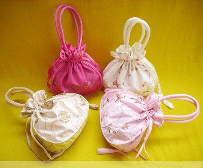 Bolsas de Navidad grande de navidad Satén Bolsa de regalo Manija China Womens Bolsines Totes Bordado barato Bordado con cordón de cumpleaños Paquete de cumpleaños / 