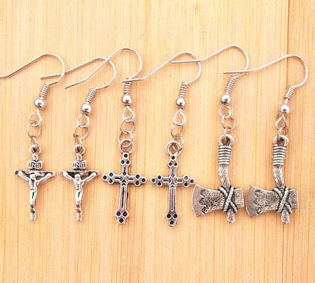 Orecchino pendente vintage in argento tibetano con piccolo teschio e croce con ascia di Gesù. Elegante ordine misto Novità regali di Natale 30 paia