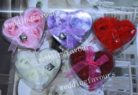 Spedizione gratuita 12 scatole cuore scatola di imballaggio con fascino rosa rosa fiore sapone fatto a mano petali di rosa sapone decorazione della festa nuziale