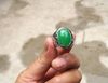 Starożytny srebrny inkrustowany z naturalnym malajskim pierścieniem jadeicznym. Zielony pierścień jade, powierzchnia pierścienia.
