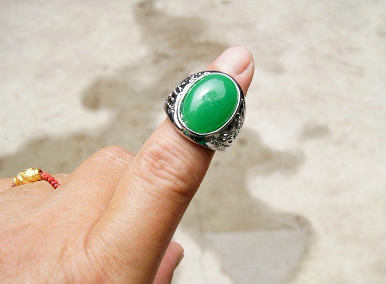 

Ancient silver inlaid with natural Malay jade ring. Green jade Ring, Ring surface.