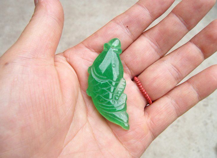 Sculpture faite à la main en jade malais vert naturel, carpe vintage année après année. Pendentif collier talisman.