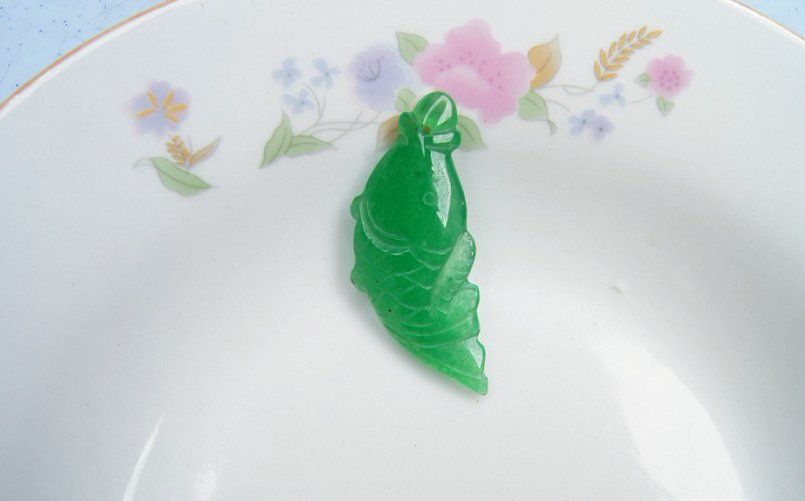 Sculpture faite à la main en jade malais vert naturel, carpe vintage année après année. Pendentif collier talisman.