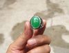 Starożytny srebrny inkrustowany z naturalnym malajskim pierścieniem jadeicznym. Zielony pierścień jade, powierzchnia pierścienia.
