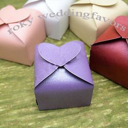 Free Shipping 100PCS Heart Top Candy Boxes Favors Wedding Party Favors Holders Pearl Paper Boxes Event Table Decor Sweet Package Supplies