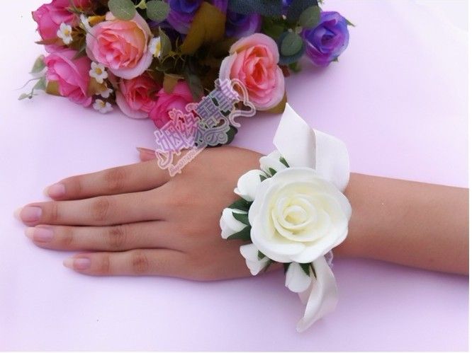 50 pezzi Forniture nuziali sposa mano fiore sorelle mano fiori rose bianche