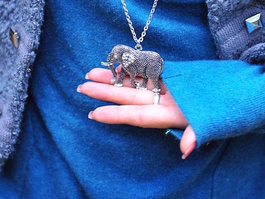 Gratis frakt 15st * Retro snidad elefant diamantkristall halsband tröja kedja