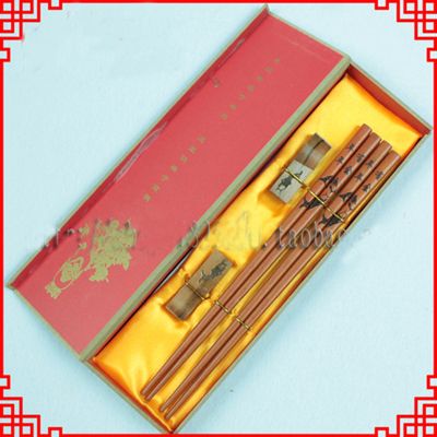 Drache eingravierte Essstäbchen-Geschenkbox-Sätze chinesisches hölzernes hohes Ende 2 Satz / Satz (1set = 2pair) geben frei