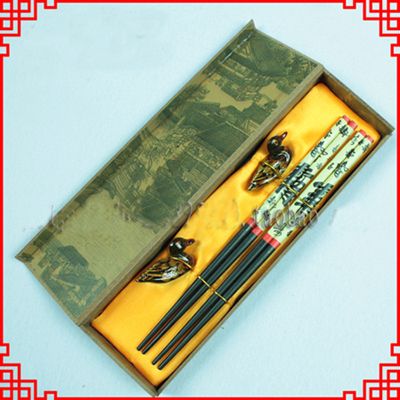 Günstige dekorative Essstäbchen zum Verkauf, Geschenkbox mit chinesischem Holzdruck, 2 Set/Packung (1 Set=2 Paar), kostenlos